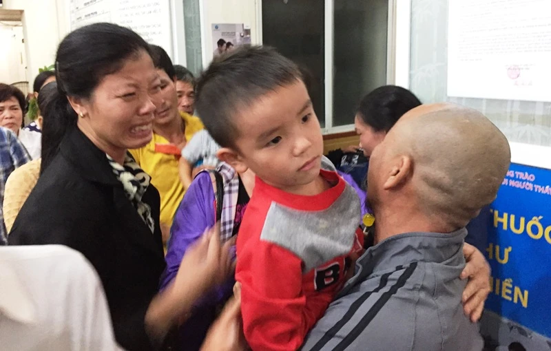 Xúc động ngày trở về sau khi bị cướp biển bắt giữ ảnh 1 Xúc động ngày trở về sau khi bị cướp biển bắt giữ ảnh 1