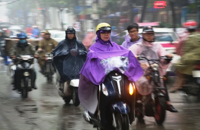Miền Bắc rét đậm, lũ dâng cao trên sông Hồng ảnh 1 Riêng khu vực Hà Nội có mưa, trời tiếp tục rét với nhiệt độ thấp nhất phổ biến 14-16 độ C. Ảnh: ĐẶNG TRUNG