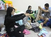 Làm bốc vác lấy tiền cho trẻ vùng cao