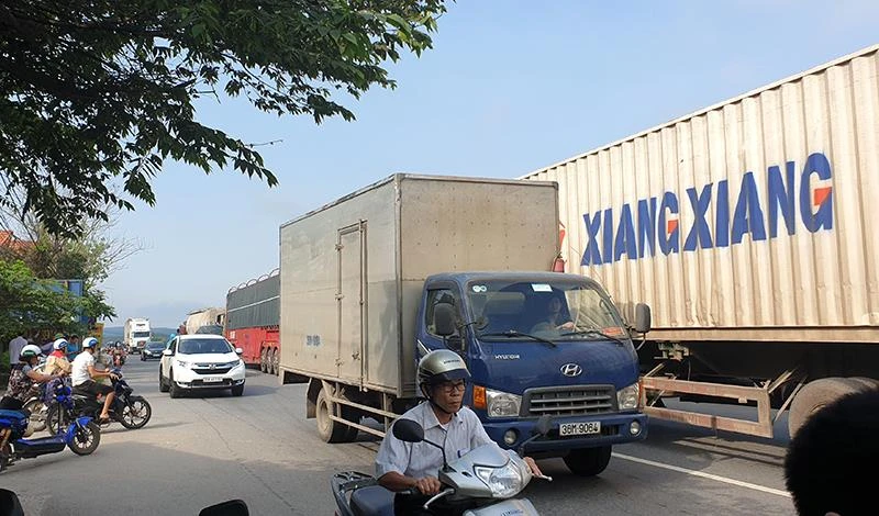 Hàng loạt xe ô tô nối đuôi chạy ngược chiều trên quốc lộ 1A ảnh 6 Hàng loạt xe ô tô nối đuôi chạy ngược chiều trên quốc lộ 1A ảnh 6