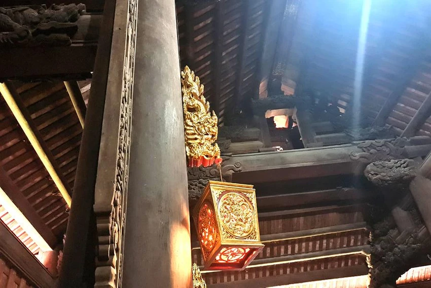Bên trong Chính điện Lam Kinh đâu đâu du khách cũng có thể thấy vàng, ngay cả những chiếc đèn cũng được thiết kế cách điệu, với những hoa văn cực kì tinh xảo đến từng chi tiết. Ảnh: ĐẶNG TRUNG