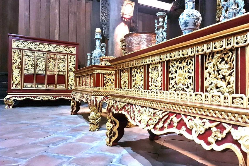 Bên trong Chính điện Lam Kinh khiến du khách ngỡ ngàng bởi những vật dụng được dát vàng bắt mắt. Ảnh: ĐẶNG TRUNG