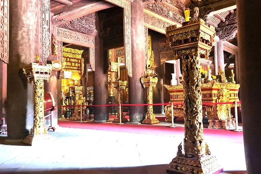 Chính điện Lam Kinh hiện nay đã trở thành công trình kiến trúc bằng gỗ lớn nhất tại tỉnh Thanh Hóa, với khối lượng gỗ lim hơn 2.000m3 xen lẫn giữa cảnh sơn son thếp vàng nguy nga, lộng lẫy. Ảnh: ĐẶNG TRUNG