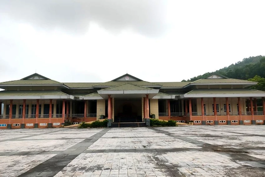 Kể từ năm 2014 đưa vào sử dụng thì có tới 3 năm bỏ hoang, xuống cấp, Trung tâm hội nghị Hàm Rồng TP Thanh Hóa khiến nhiều người cảm thấy xót xa, tiếc nuối công trình 160 tỉ đã sử dụng không phát huy được hiệu quả như mục tiêu ban đầu hướng đến. Ảnh: ĐẶNG TRUNG