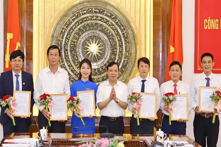 Ông Lại Thế Nguyên trao quyết định cho các cán bộ được bổ nhiệm lần này. Ảnh: M.HIẾU Ông Lại Thế Nguyên trao quyết định cho các cán bộ được bổ nhiệm lần này. Ảnh: M.HIẾU
