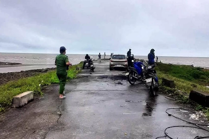 Bờ biển xã Hải Chính nơi phát hiện thi thể người đàn ông trôi dạt vào bờ trong tình trạng đang phân hủy. Ảnh: CTV Bờ biển xã Hải Chính nơi phát hiện thi thể người đàn ông trôi dạt vào bờ trong tình trạng đang phân hủy. Ảnh: CTV
