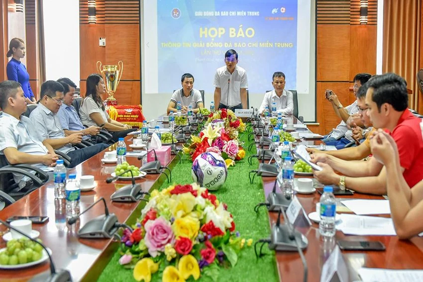 Giải bóng đá Báo chí miền Trung lần thứ VIII tổ chức họp báo thông tin về giải đấu với sự tham của các đại diện người làm báo các tỉnh, thành ở miền Trung. Ảnh: ĐẶNG TRUNG Giải bóng đá Báo chí miền Trung lần thứ VIII tổ chức họp báo thông tin về giải đấu với sự tham của các đại diện người làm báo các tỉnh, thành ở miền Trung. Ảnh: ĐẶNG TRUNG