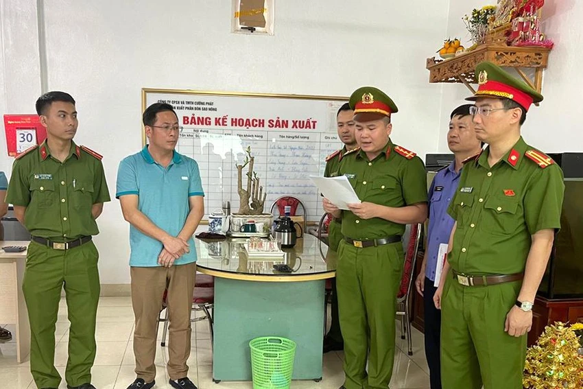 Công an TP. Thanh Hóa khởi tố vụ án, khởi tố bị can bắt tạm giam đối với Hoàng Văn Cường về tội sản xuất, buôn bán hàng giả. Ảnh: Công an cung cấp Công an TP. Thanh Hóa khởi tố vụ án, khởi tố bị can bắt tạm giam đối với Hoàng Văn Cường về tội sản xuất, buôn bán hàng giả. Ảnh: Công an cung cấp