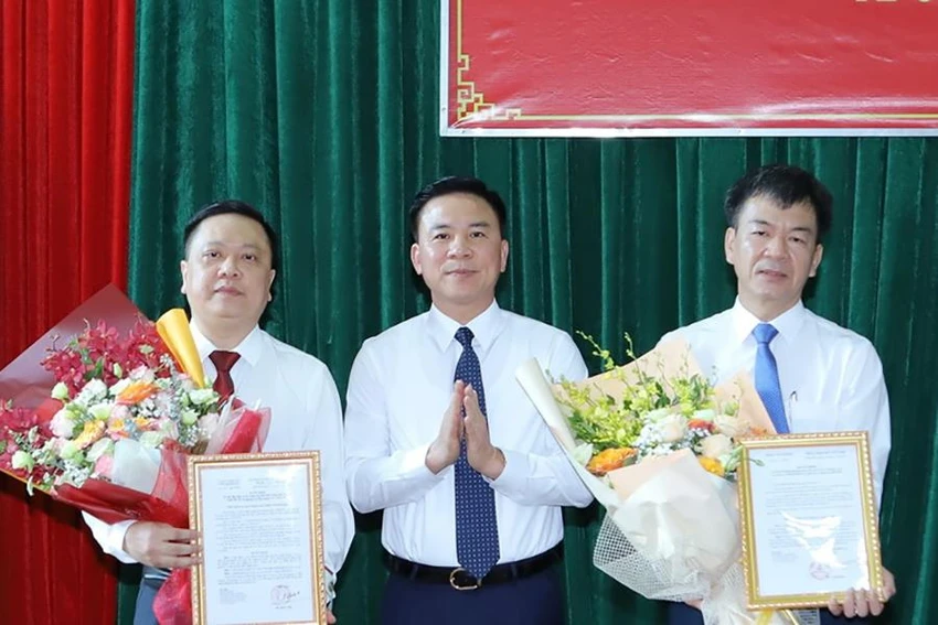 Bí thư Tỉnh ủy Thanh Hóa tặng hoa chúc mừng và trao quyết định cho ông Mai Nhữ Thắng (bìa trái) giữ chức Giám đốc Sở TN&amp;MT và ông Phạm Tiến Dũng giữ chức Bí thư Huyện ủy huyện Ngọc Lặc. Ảnh: M.H