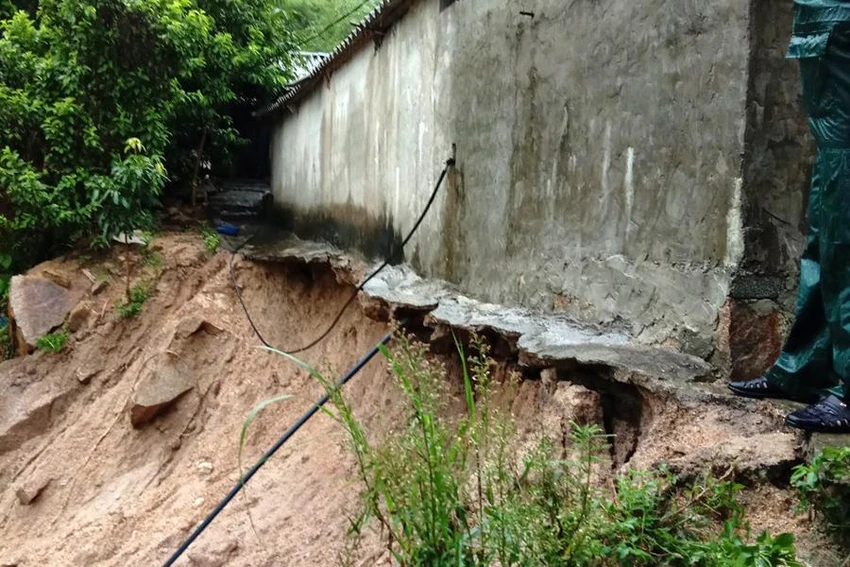 Tình trạng sạt lở đất xảy ra trên địa bàn xã Mường Lý khiến 100 hộ dân phải di dời khẩn cấp. Tình trạng sạt lở đất xảy ra trên địa bàn xã Mường Lý khiến 100 hộ dân phải di dời khẩn cấp.