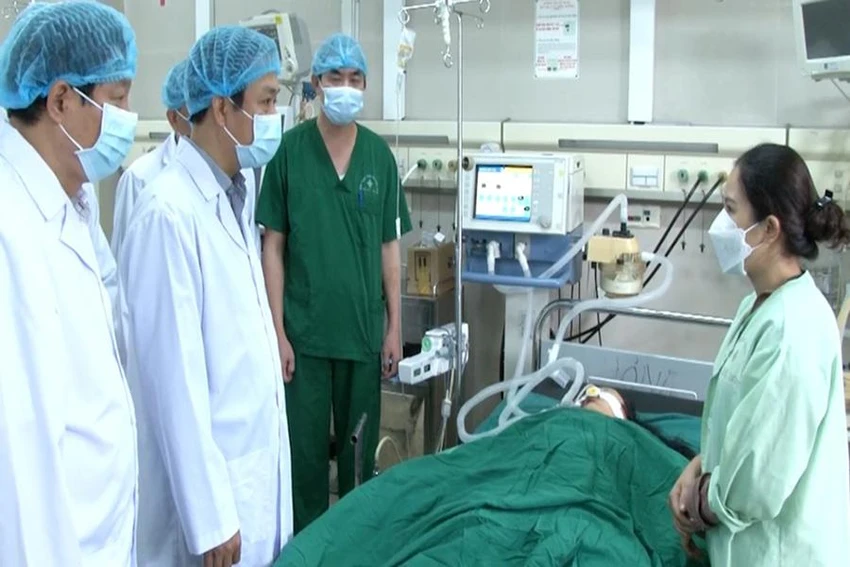 Chủ tịch UBND tỉnh Ninh Bình Phạm Quang Ngọc thăm hỏi nạn nhân đang điều trị tại Bệnh viện Đa khoa tỉnh Ninh Bình và gửi lời chia buồn sâu sắc đến các gia đình có người tử vong. Ảnh: BNB