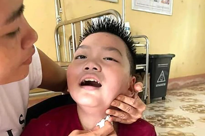 Cháu Trịnh Duy Ph. (8 tuổi) được người dân và phó bí thư Đảng ủy xã Thọ Lập cứu sống. Ảnh: CTV Cháu Trịnh Duy Ph. (8 tuổi) được người dân và phó bí thư Đảng ủy xã Thọ Lập cứu sống. Ảnh: CTV