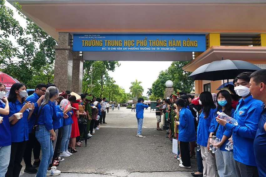 Điểm thi Trường THPT Hàm Rồng, TP. Thanh Hóa (Thanh Hóa) nơi tu sĩ Thích Quảng Phước tham dự kỳ thi. Ảnh: ĐẶNG TRUNG Điểm thi Trường THPT Hàm Rồng, TP. Thanh Hóa (Thanh Hóa) nơi tu sĩ Thích Quảng Phước tham dự kỳ thi. Ảnh: ĐẶNG TRUNG