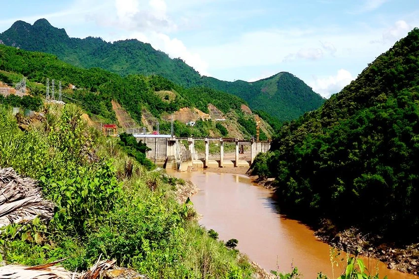 Trong khi chính quyền địa phương và tỉnh Thanh Hóa đã nhiều lần có đề xuất các Bộ, ban ngành trung ương sớm tìm hướng giải quyết để dự án hoàn thành. Tuy nhiên, đến nay dự án ngàn tỉ vẫn phơi nắng phơi mưa và chưa có hồi kết. Yêu cầu chủ đầu tư 2 thủy điện đền bù dứt điểm cho người dân bị thiệt hại 04/07/2022 (PLO)- Theo Sở Công thương tỉnh Kon Tum, nếu hai chủ đầu tư thủy điện không đền bù, sở sẽ kiến nghị dừng huy động công suất các nhà máy thủy điện này. Trong khi chính quyền địa phương và tỉnh Thanh Hóa đã nhiều lần có đề xuất các Bộ, ban ngành trung ương sớm tìm hướng giải quyết để dự án hoàn thành. Tuy nhiên, đến nay dự án ngàn tỉ vẫn phơi nắng phơi mưa và chưa có hồi kết. Yêu cầu chủ đầu tư 2 thủy điện đền bù dứt điểm cho người dân bị thiệt hại 04/07/2022 (PLO)- Theo Sở Công thương tỉnh Kon Tum, nếu hai chủ đầu tư thủy điện không đền bù, sở sẽ kiến nghị dừng huy động công suất các nhà máy thủy điện này.