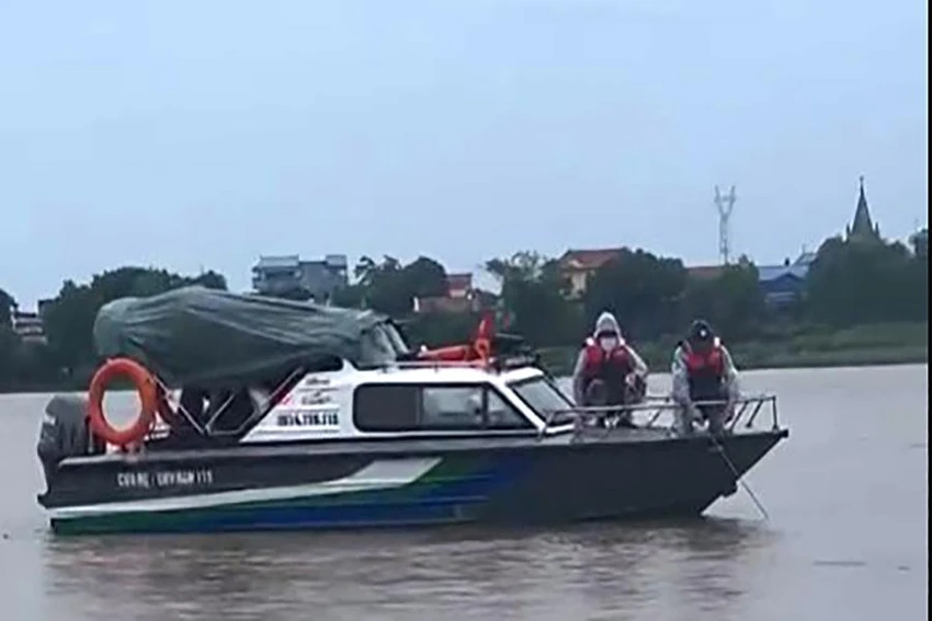 Nhóm thợ lặn 116 thay phiên nhau lặn trên sông Đào nỗ lực tìm kiếm các nạn nhân mất tích. Ảnh: V. QUANG Nhóm thợ lặn 116 thay phiên nhau lặn trên sông Đào nỗ lực tìm kiếm các nạn nhân mất tích. Ảnh: V. QUANG