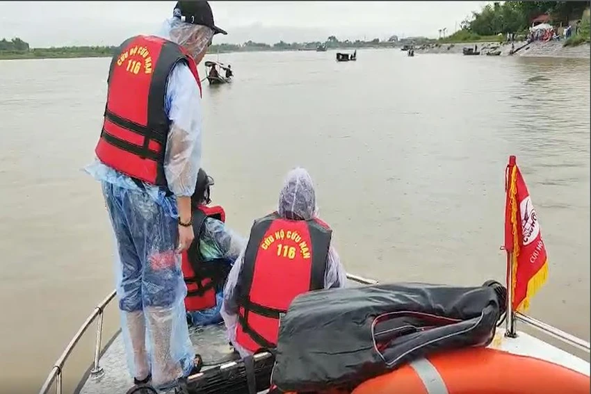 Hiện lực lượng chức năng đang nỗ lực tìm kiếm những nạn nhân còn lại. Ảnh: V. QUANG Hiện lực lượng chức năng đang nỗ lực tìm kiếm những nạn nhân còn lại. Ảnh: V. QUANG