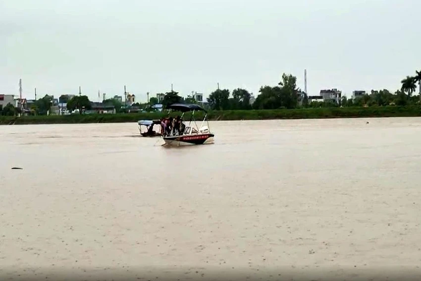 Lực lượng chức năng đang nỗ lực tìm kiếm 3 cháu nhỏ, cùng 1 người phụ nữ mất tích trên sông Đào (TP. Nam Định). Ảnh: V. QUANG Lực lượng chức năng đang nỗ lực tìm kiếm 3 cháu nhỏ, cùng 1 người phụ nữ mất tích trên sông Đào (TP. Nam Định). Ảnh: V. QUANG