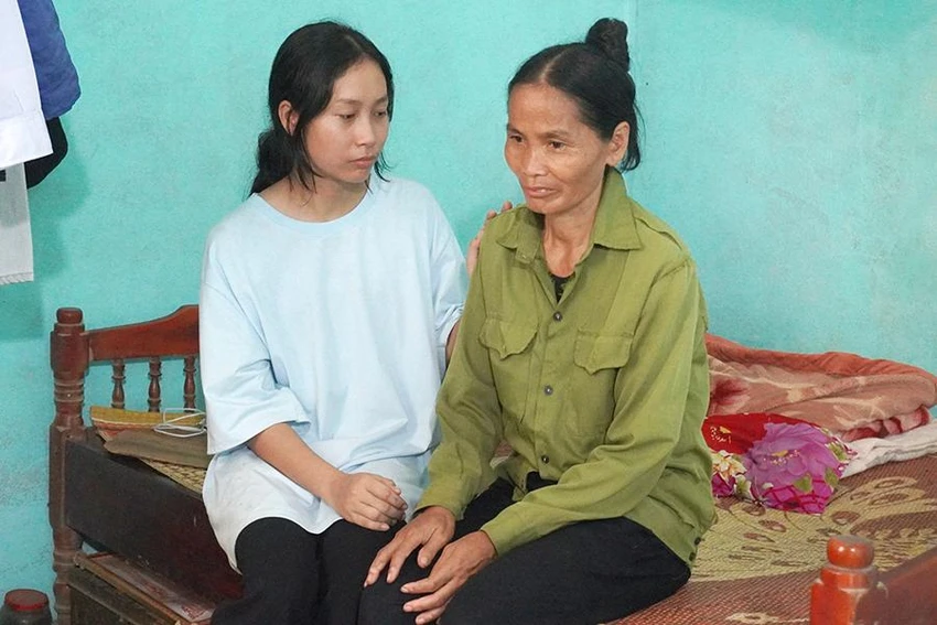 "Con đã lớn rồi mẹ, mẹ đừng lo nhiều nữa nhé, con sẽ cố hơn nữa!", nữ sinh Thúy động viên mẹ dù tương lai phía trước đã thấy, nhưng chưa đi qua những năm tháng cơ cực của cuộc đời. Ảnh: Đ. TRUNG