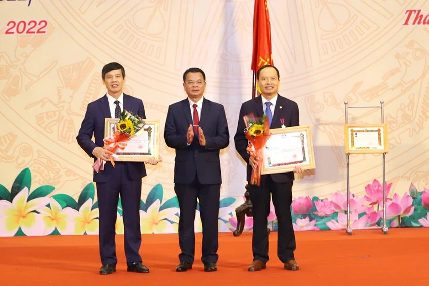 Ông Văn Xay Pheng Xum Bí thư Tỉnh ủy, Tỉnh trưởng tỉnh Hủa Phăn thừa ủy quyền Chủ tịch nước CHDCND Lào đã trao Huân chương Lao động hạng II cho ông Trịnh Văn Chiến (phải) nguyên Bí thư Tỉnh ủy và ông Nguyễn Đình Xứng nguyên chủ tịch UBND tỉnh Thanh Hóa. Ảnh: Đ.T