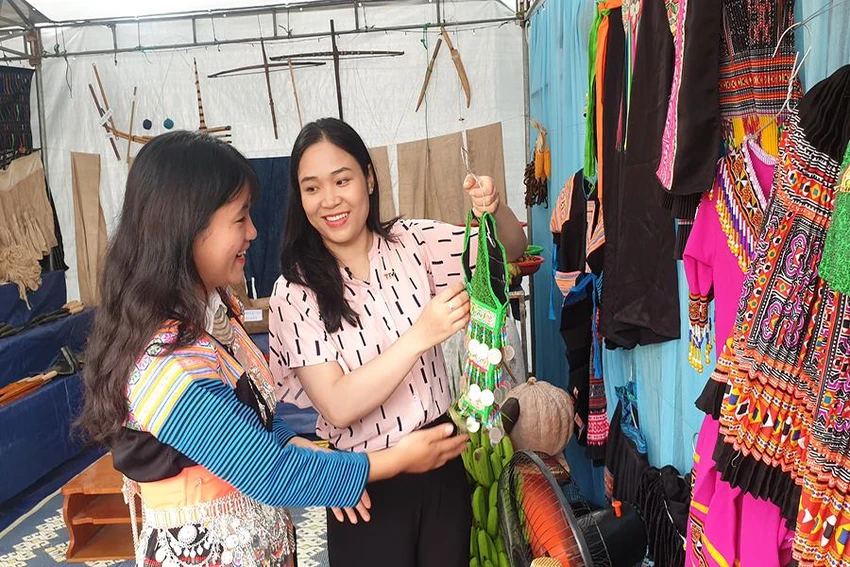 Trong chợ, các gian hàng quần áo, vải vóc thu hút chị em đồng bào dân tộc. Trang phục của đồng bào dân tộc Mông được thêu tỉ mỉ như thể chỉ dành riêng cho những dịp đặc biệt của phụ nữ.
