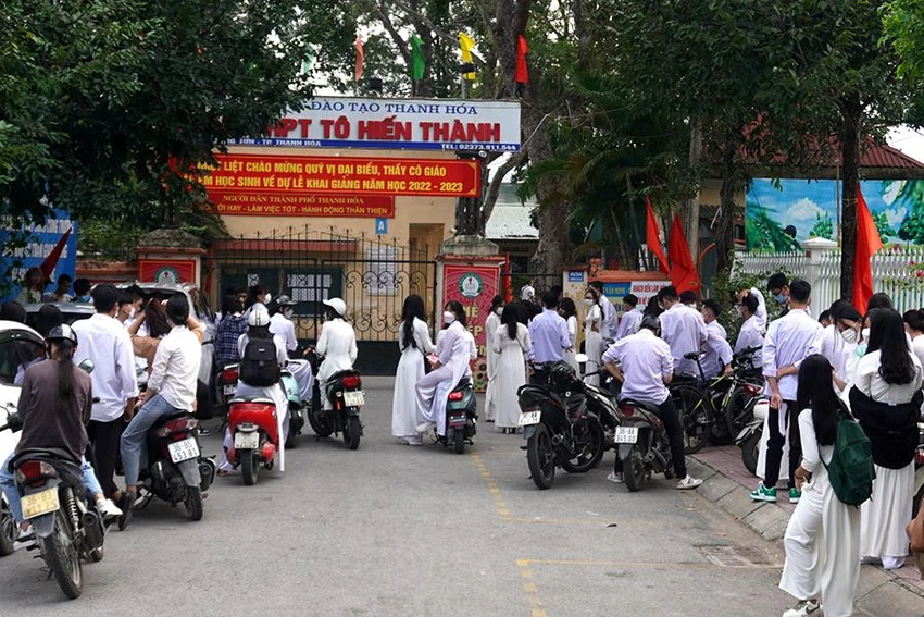 “Việc không cho học sinh vào khai giảng năm học mới như vậy cũng hơi cứng nhắc, nhà trường sẽ rút kinh nghiệm”, bà Lệ cho hay. Ảnh: Đ. TRUNG “Việc không cho học sinh vào khai giảng năm học mới như vậy cũng hơi cứng nhắc, nhà trường sẽ rút kinh nghiệm”, bà Lệ cho hay. Ảnh: Đ. TRUNG