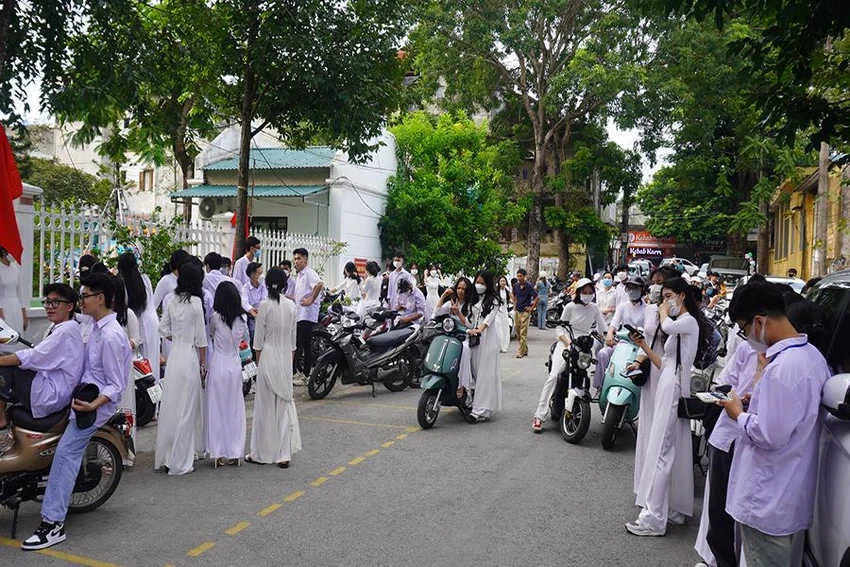 Quy định của nhà trường sẽ đóng cổng không cho học sinh vào là thực hiện theo nội quy, quy chế tuy nhiên việc để HS ở ngoài được dự khai giảng là hơi cứng nhắc, bà Nguyễn Thị Lệ lý giải. Ảnh: Đ. TRUNG Quy định của nhà trường sẽ đóng cổng không cho học sinh vào là thực hiện theo nội quy, quy chế tuy nhiên việc để HS ở ngoài được dự khai giảng là hơi cứng nhắc, bà Nguyễn Thị Lệ lý giải. Ảnh: Đ. TRUNG