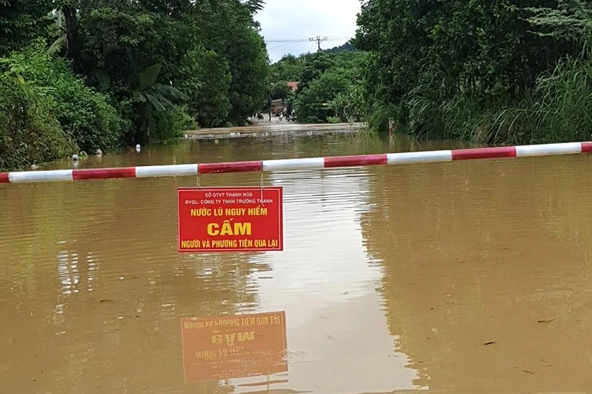 Mưa lũ gây ngập lụt cục bộ ở nhiều địa phương huyện Như Xuân. Ảnh: Đ.T