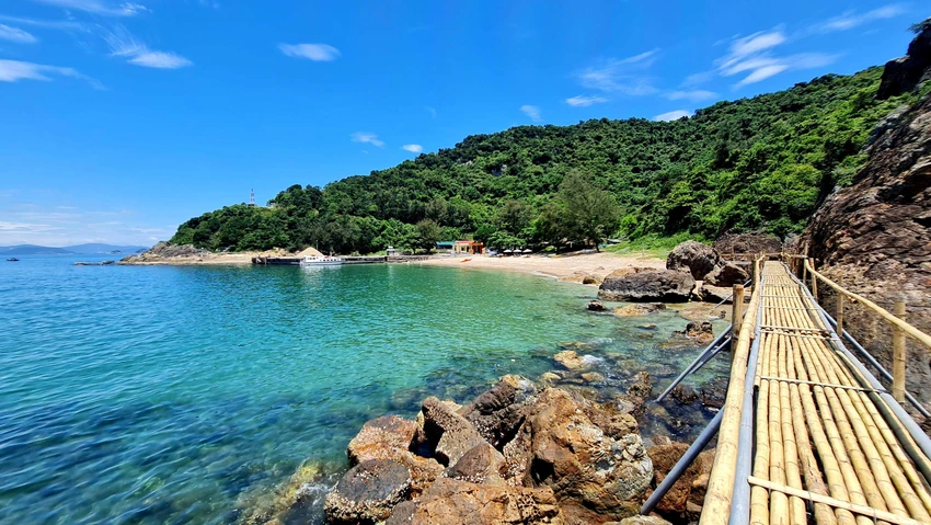 Đảo Hòn Mê đến ngày nay vẫn giữ được vẻ đẹp nguyên sơ vốn có . Ảnh: ĐẶNG TRUNG