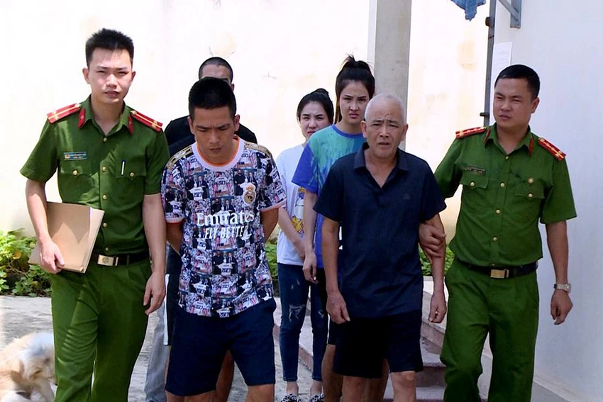 Năm người trong gia đình liên quan đến đường mua bán ma túy ở Hà Trung bị bắt giữ. Ảnh: Công an cung cấp Năm người trong gia đình liên quan đến đường mua bán ma túy ở Hà Trung bị bắt giữ. Ảnh: Công an cung cấp