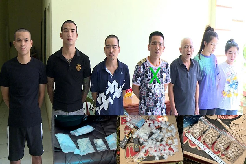 Phạm Quốc Trung (X) và những người liên quan trong đường dây ma túy bán lẻ ở Hà Trung và tang vật vụ án. Ảnh: Công an cung cấp Phạm Quốc Trung (X) và những người liên quan trong đường dây ma túy bán lẻ ở Hà Trung và tang vật vụ án. Ảnh: Công an cung cấp