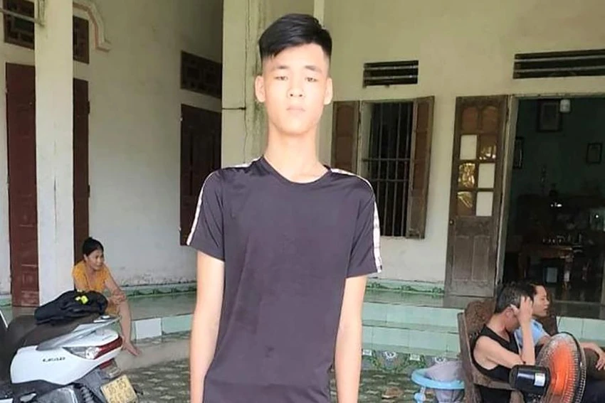Nam sinh Cao Văn Đức được Chủ tịch UBND tỉnh tặng Bằng khen kèm 5 triệu đồng tiền thưởng. Ảnh: CTV