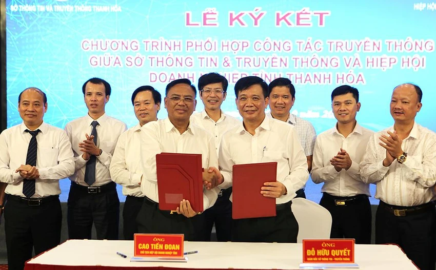 Ông Cao Tiến Đoan (trái), Chủ tịch Hiệp hội Doanh nghiệp và ông Đỗ Hữu Quyết, Giám đốc Sở TTTT tỉnh Thanh Hóa, đại diện kí kết chương trình phối hợp công tác truyền thông. Ảnh: ĐT Ông Cao Tiến Đoan (trái), Chủ tịch Hiệp hội Doanh nghiệp và ông Đỗ Hữu Quyết, Giám đốc Sở TTTT tỉnh Thanh Hóa, đại diện kí kết chương trình phối hợp công tác truyền thông. Ảnh: ĐT