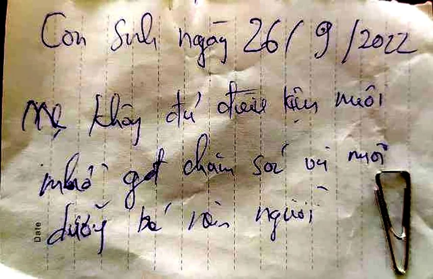 Tờ giấy với nội dung: "Con sinh ngày 26-9-2022, mẹ không đủ điều kiện nuôi nên nhờ gia đình chăm sóc và nuôi dưỡng bé nên người”. Ảnh: Người dân cung cấp
