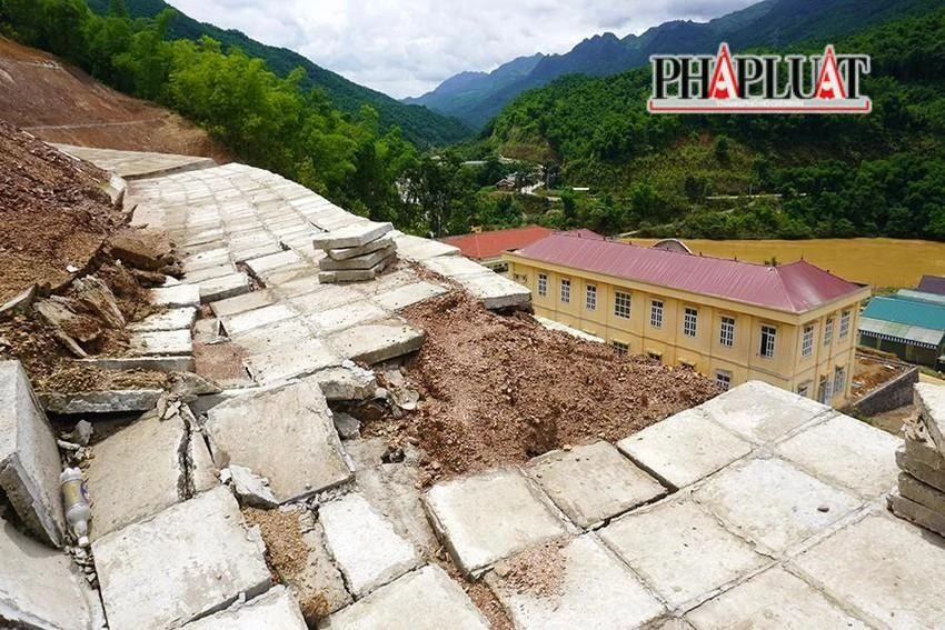 Hiểm họa tiềm ẩn từ công trình chống sạt lở. Ảnh: ĐẶNG TRUNG Hiểm họa tiềm ẩn từ công trình chống sạt lở. Ảnh: ĐẶNG TRUNG