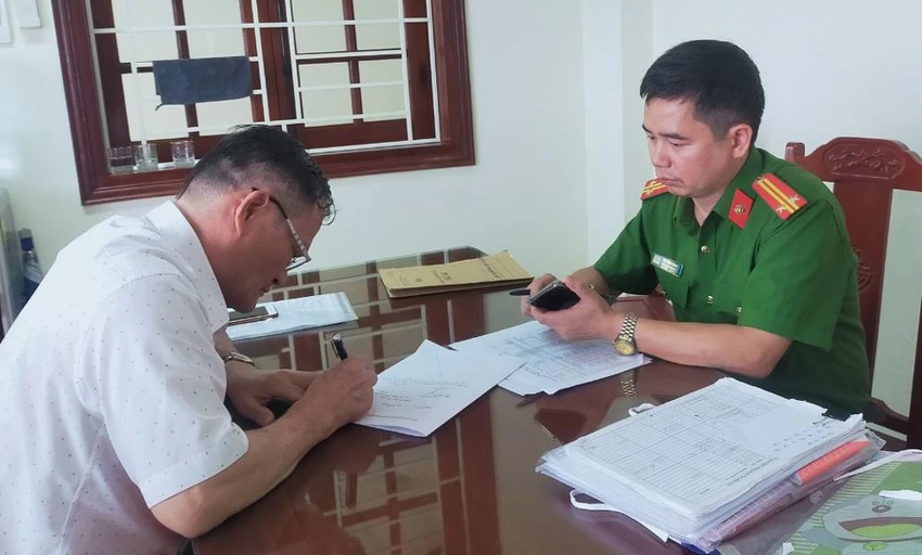 Ông Nguyễn Văn Thiệp Giám đốc Trung tâm Y tế TX Nghi Sơn khai nhận hành vi gộp mẫu tại cơ quan công an. Ảnh: Đ.H Ông Nguyễn Văn Thiệp Giám đốc Trung tâm Y tế TX Nghi Sơn khai nhận hành vi gộp mẫu tại cơ quan công an. Ảnh: Đ.H