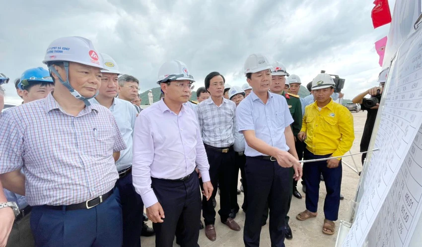 Ông Nguyễn Văn Thắng Bộ trưởng Bộ Giao thông Vận tải (thứ 2, từ trái qua) kiểm tra trực tiếp tại Dự án Mai Sơn - Quốc lộ 45. Ảnh: ĐT