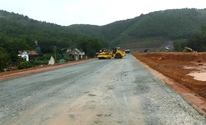 Tỉnh Thanh Hóa kiến nghị Bộ GTVT khẩn trương chỉ đạo các nhà thầu bồi thường lún, nứt nhà của người dân. Ảnh: ĐẶNG TRUNG