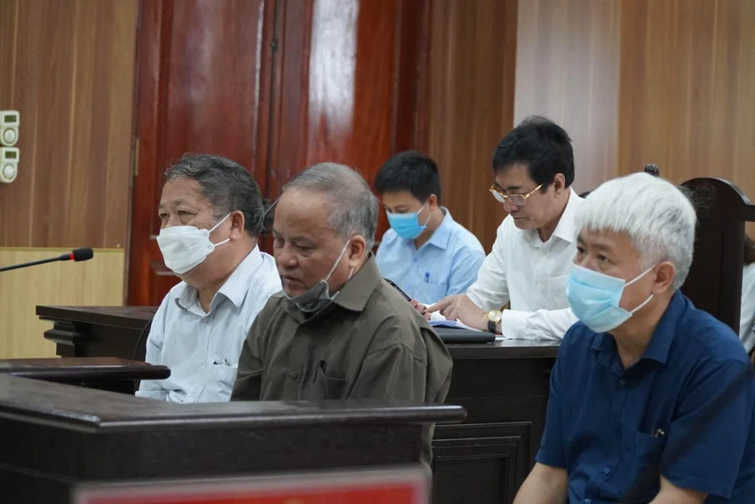 Ông Lưu Vũ Lâm Cựu Chủ tịch UBND huyện Yên Định (giữa) cùng các bị cáo tại phiên tòa xét xử sơ thẩm. Ảnh: ĐT Ông Lưu Vũ Lâm Cựu Chủ tịch UBND huyện Yên Định (giữa) cùng các bị cáo tại phiên tòa xét xử sơ thẩm. Ảnh: ĐT