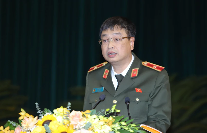 Thiếu tướng Trần Phú Hà, Giám đốc Công an tỉnh Thanh Hóa trả lời chất vấn các đại biểu về biện pháp ngăn chặn tội phạm lừa đảo chiếm đoạt tài sản. Ảnh: Đ. TRUNG Thiếu tướng Trần Phú Hà, Giám đốc Công an tỉnh Thanh Hóa trả lời chất vấn các đại biểu về biện pháp ngăn chặn tội phạm lừa đảo chiếm đoạt tài sản. Ảnh: Đ. TRUNG