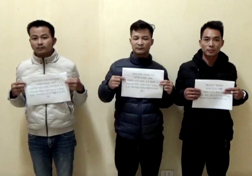 Nhóm người cho vay nặng lãi, ép viết giấy chuyển nhượng nhà đất bị Công an huyện Triệu Sơn bắt giữ. Ảnh: CATH Nhóm người cho vay nặng lãi, ép viết giấy chuyển nhượng nhà đất bị Công an huyện Triệu Sơn bắt giữ. Ảnh: CATH
