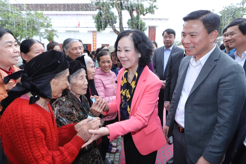 Bà Trương Thị Mai Trưởng Ban Tổ Chức Trung ương cùng ông Đỗ Trọng Hưng Bí Thư Tỉnh ủy Thanh Hóa tặng quà, chúc tết các gia đình chính sách ở Thanh Hóa. Bà Trương Thị Mai Trưởng Ban Tổ Chức Trung ương cùng ông Đỗ Trọng Hưng Bí Thư Tỉnh ủy Thanh Hóa tặng quà, chúc tết các gia đình chính sách ở Thanh Hóa.