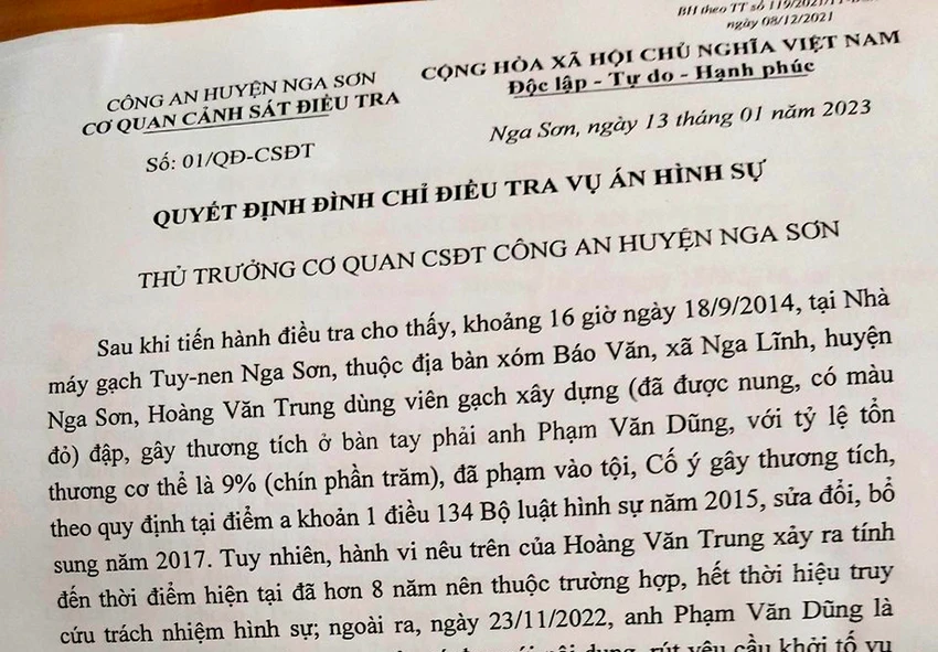 Quyết định đình chỉ vụ án hình sự của Cơ quan CSĐT - Công an huyện Nga Sơn đối với Hoàng Văn Trung. Ảnh: Đ.T Quyết định đình chỉ vụ án hình sự của Cơ quan CSĐT - Công an huyện Nga Sơn đối với Hoàng Văn Trung. Ảnh: Đ.T
