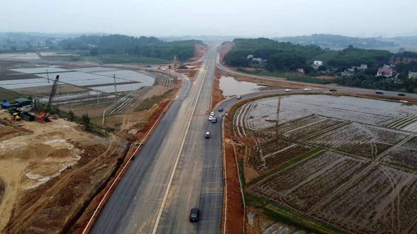 Các phương tiện được phân luồng sau khi rời cao tốc Mai Sơn - QL45 xuống xã Hà Long, Hà Trung và di chuyển xuống QL1A khoảng 8km.