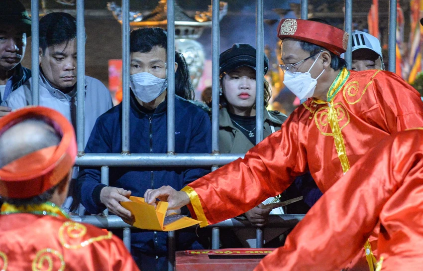 Nhiều người dân du khách đội mưa trong đêm khai ấn để nhận ấn lúc 5g sáng ngày 5-2. Ảnh: ĐT Nhiều người dân du khách đội mưa trong đêm khai ấn để nhận ấn lúc 5g sáng ngày 5-2. Ảnh: ĐT