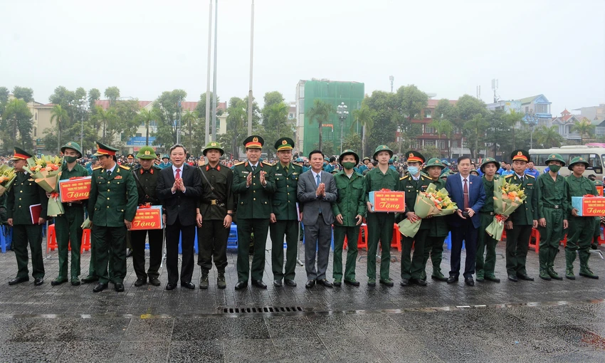 Lãnh đạo tỉnh Thanh Hóa tặng quà, hoa cho thanh niên lên đường nhập ngũ. Ảnh: ĐT Lãnh đạo tỉnh Thanh Hóa tặng quà, hoa cho thanh niên lên đường nhập ngũ. Ảnh: ĐT