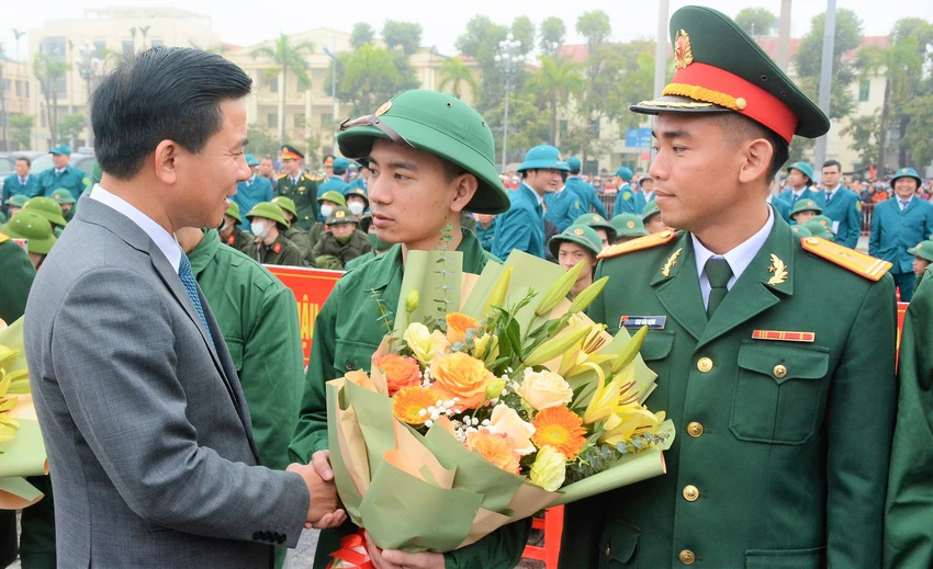 Bí thư Tỉnh ủy Thanh Hóa ông Đỗ Trọng Hưng tặng hoa động viên các chiến sĩ lên đường nhập ngũ làm nhiệm vụ bảo vệ Tổ quốc. Ảnh: ĐT Bí thư Tỉnh ủy Thanh Hóa ông Đỗ Trọng Hưng tặng hoa động viên các chiến sĩ lên đường nhập ngũ làm nhiệm vụ bảo vệ Tổ quốc. Ảnh: ĐT