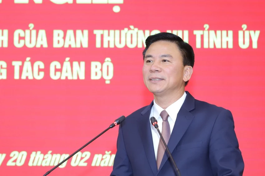 Ông Đỗ Trọng Hưng, Bí thư Tỉnh ủy Thanh Hóa, yêu cầu các cán bộ được bổ nhiệm, điều động tiếp tục nâng tầm trí tuệ, vững vàng, tự tin, kiên định và năng động, đổi mới, sáng tạo, quyết đoán, dám nghĩ, dám làm, dám chịu trách nhiệm trong thực hiện nhiệm vụ được giao. Ảnh: MINH HIẾU