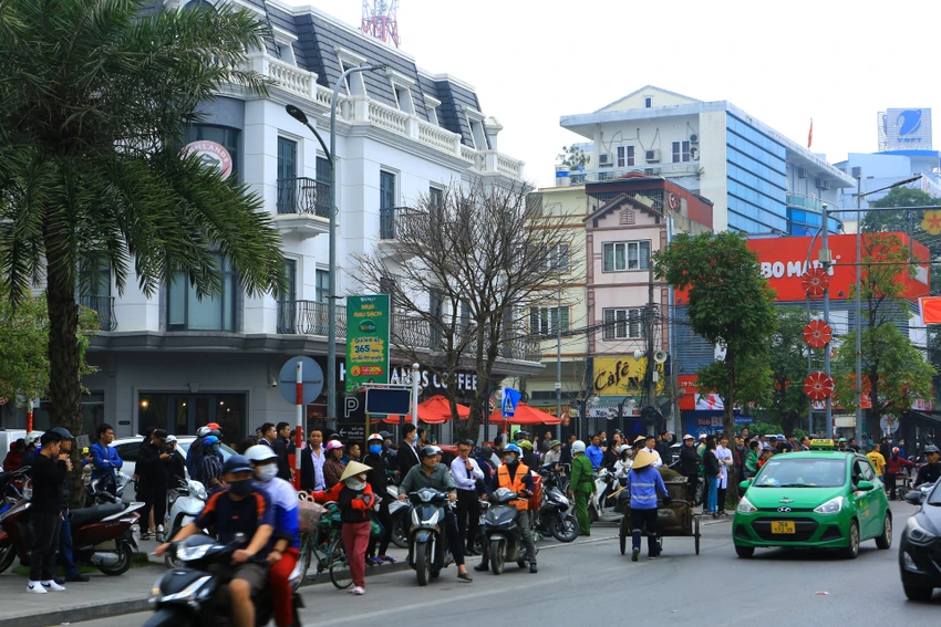 Trong khi lực lượng cảnh sát giao thông, Công an thành phố Thanh Hóa triển khai công tác bảo đảm an ninh trật tự, an toàn giao thông trên tuyến đường Trần Phú để tạo điều kiện tốt nhất cho công tác chữa cháy. Ảnh: ĐẶNG TRUNG Trong khi lực lượng cảnh sát giao thông, Công an thành phố Thanh Hóa triển khai công tác bảo đảm an ninh trật tự, an toàn giao thông trên tuyến đường Trần Phú để tạo điều kiện tốt nhất cho công tác chữa cháy. Ảnh: ĐẶNG TRUNG