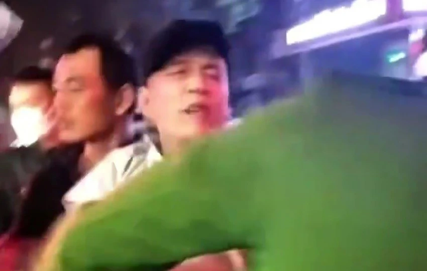 Nguyễn Trung Sơn chửi bới tổ tuần tra, tát cảnh sát đang thi hành nhiệm vụ. Ảnh: Cắt từ clip Nguyễn Trung Sơn chửi bới tổ tuần tra, tát cảnh sát đang thi hành nhiệm vụ. Ảnh: Cắt từ clip