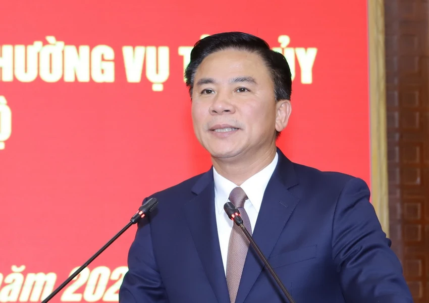 Ông Đỗ Trọng Hưng yêu cầu các cán bộ được bộ nhiệm lắng nghe ý kiến nhiều chiều của các tầng lớp nhân dân, sâu sát cơ sở, tận tâm, tận lực, đổi mới cả tư duy và cách làm, không ngừng thổi luồng gió mới để đưa cơ sở ngày càng phát triển vượt bậc. Ảnh: MH Đỗ Trọng Hưng Bí Thư Thanh Hóa